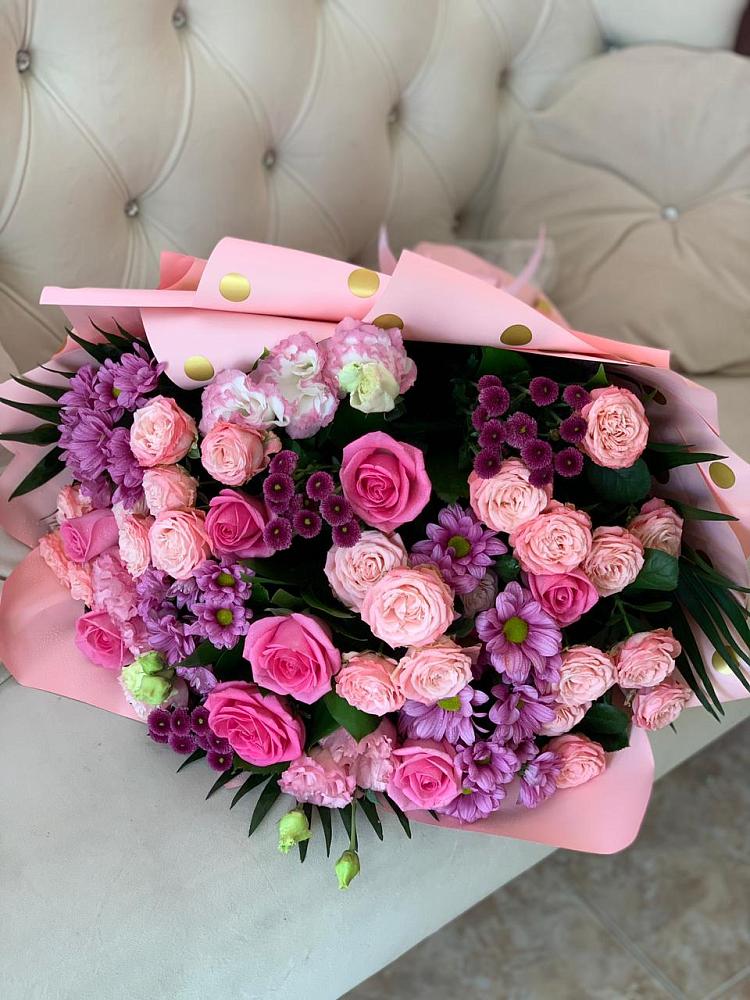 Букет цветов из: Хризантемы, Розы и Лизиантусы в Рыльске