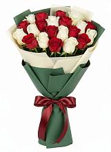 Букет Микс из красных и белых роз в Рыльске