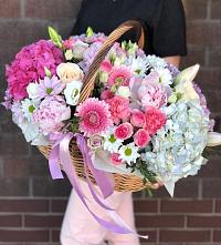 Композиция солнечный день в Рыльске Цветочная композиция из Розы, Хризантемы, Пионы и Лизиантусы в корзине в Рыльске