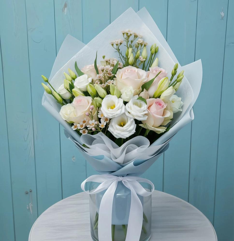 Букет цветов из: Розы и Лизиантусы в Рыльске