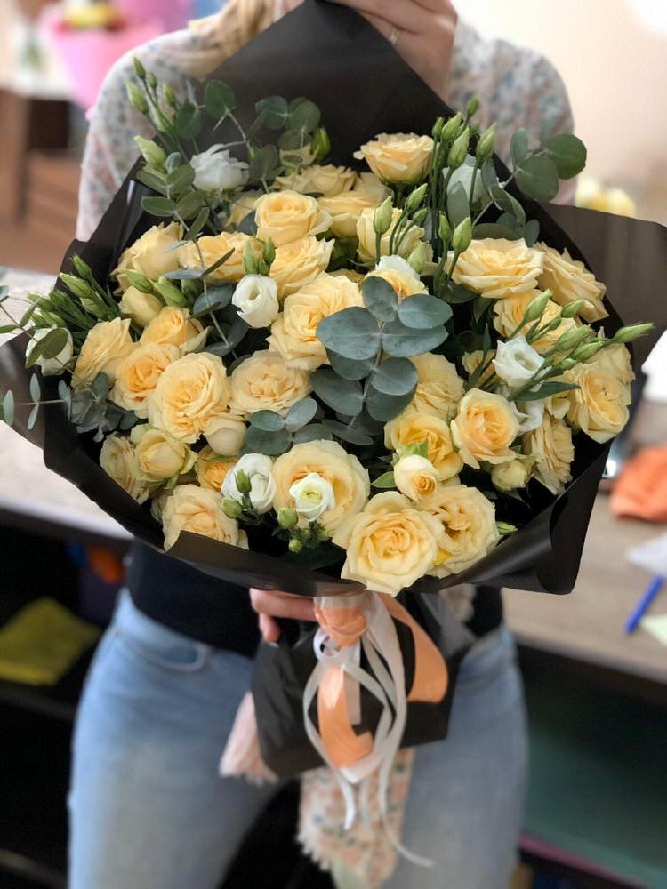 Букет цветов из: Розы и Лизиантусы в Рыльске