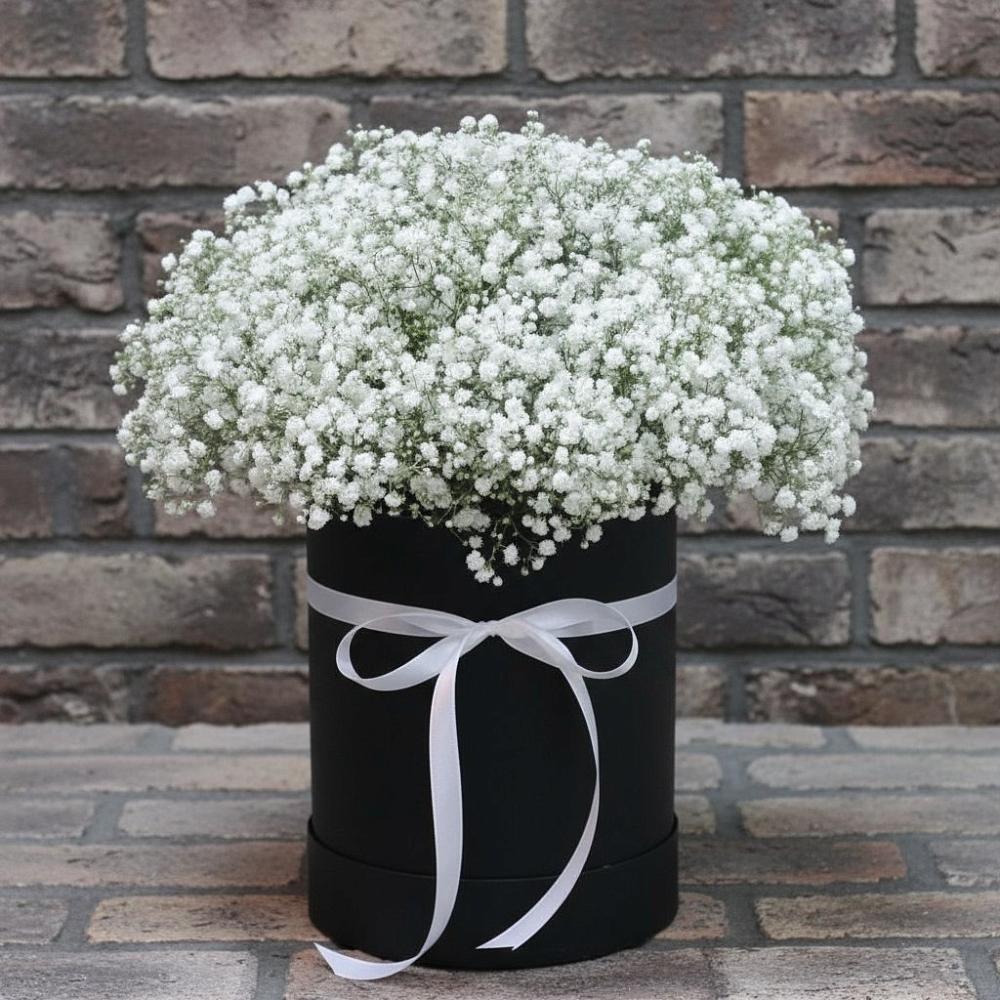 Цветочная композиция из Гипсофила в шляпной коробке в Рыльске