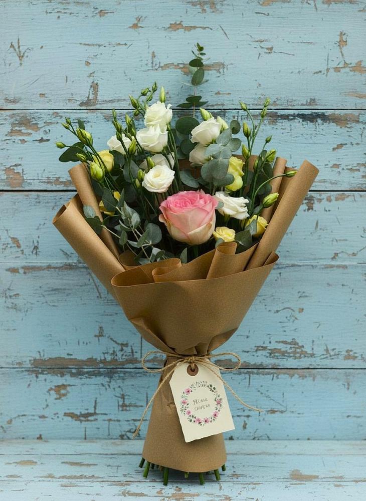 Букет цветов из: Розы и Лизиантусы в Рыльске