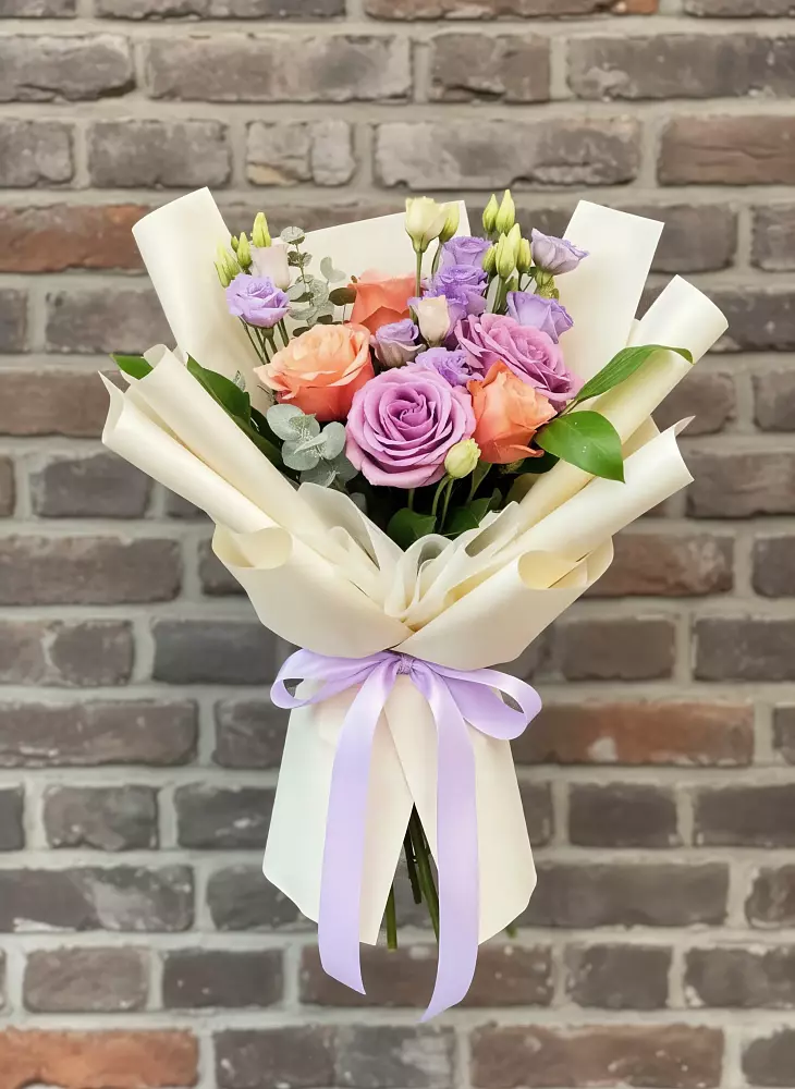 Букет цветов из: Лизиантусы и Розы в Рыльске