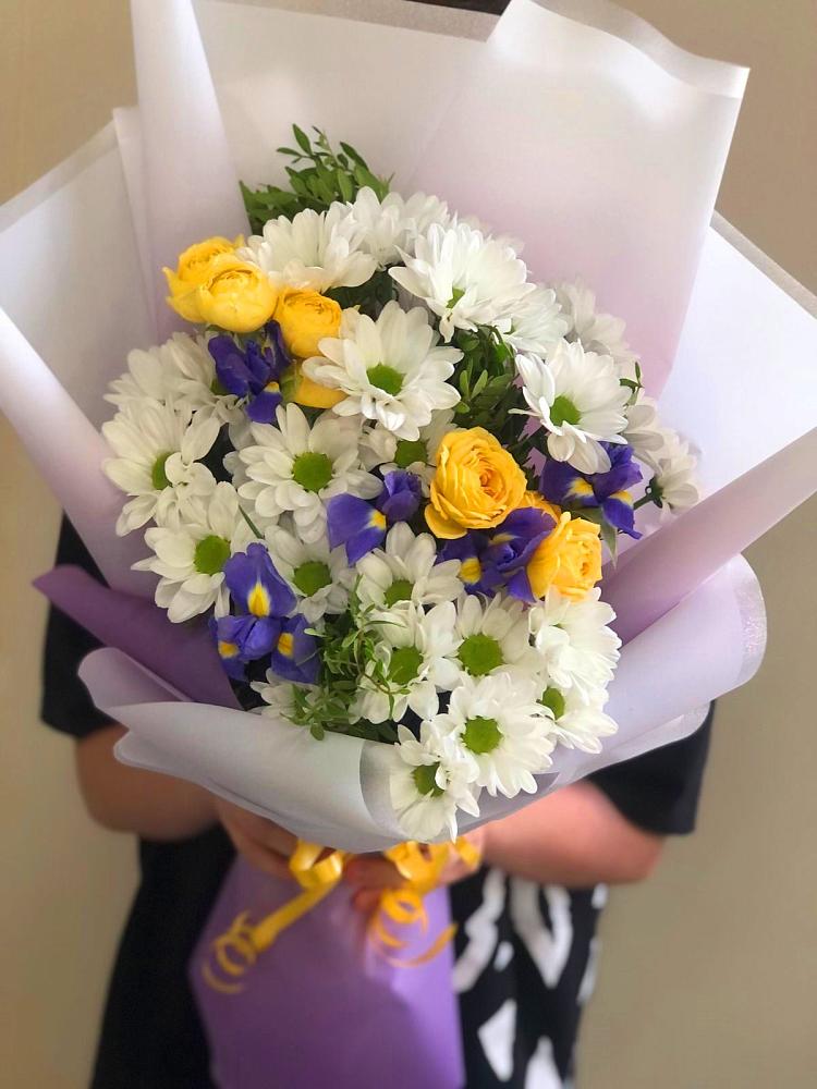 Букет цветов из: Ирисы, Хризантемы и Розы в Рыльске
