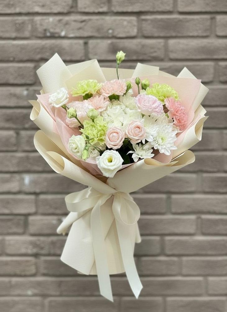 Букет цветов из: Гвоздики, Розы, Лизиантусы и Хризантемы в Рыльске