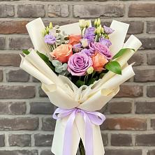 Букет цветов из:  Лизиантусы и Розы в Рыльске