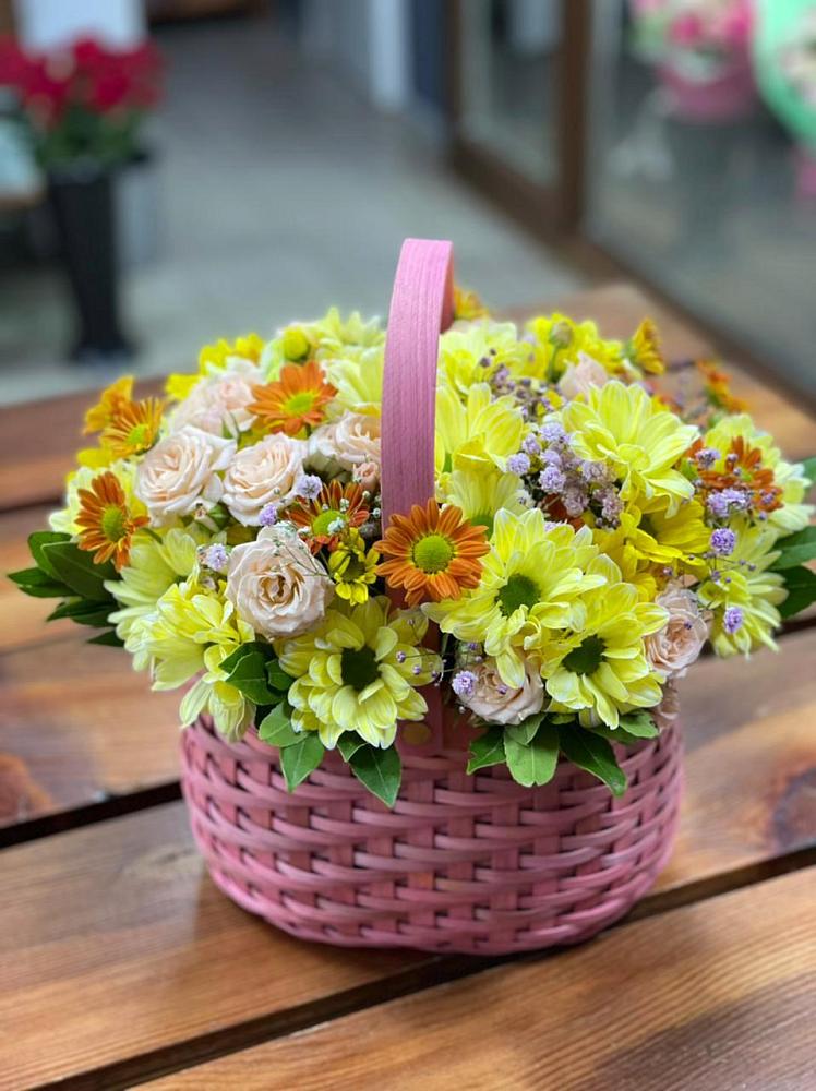 Цветочная композиция из Хризантемы и Розы в корзине в Рыльске
