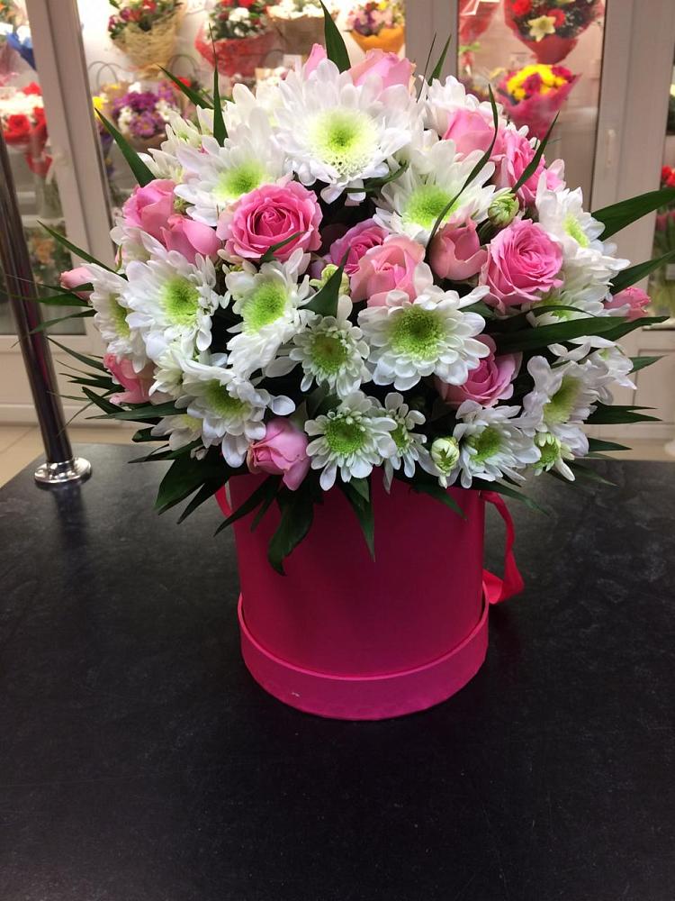 Цветочная композиция из Розы и Хризантемы в шляпной коробке в Рыльске