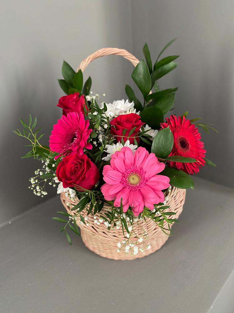 Цветочная композиция из Розы, Хризантемы и Герберы в корзине в Рыльске