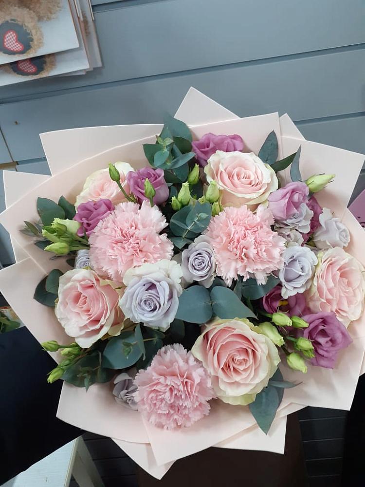 Букет цветов из: Розы, Гвоздики и Лизиантусы в Рыльске