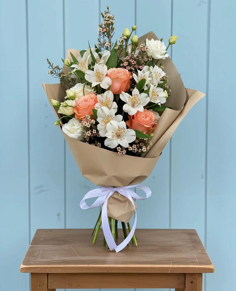 Букет цветов из: Альстромерии, Лизиантусы, Розы и Хризантемы в Рыльске