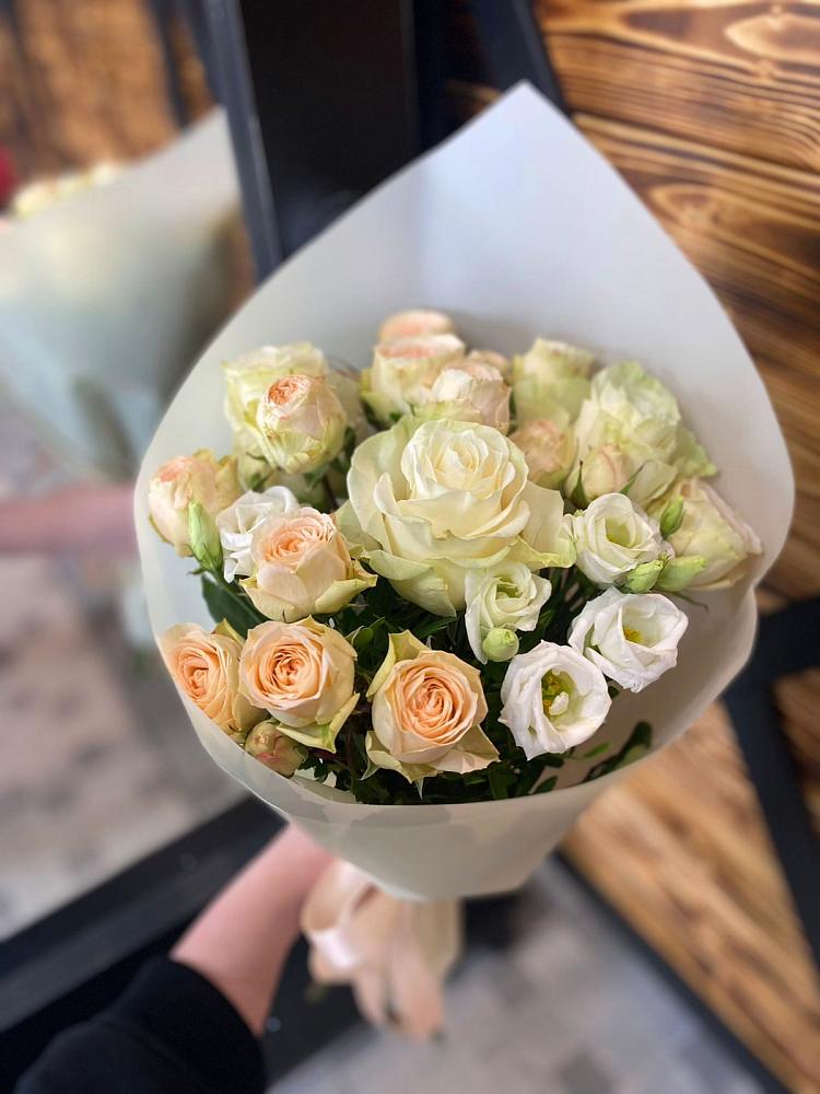 Букет цветов из: Розы и Лизиантусы в Рыльске