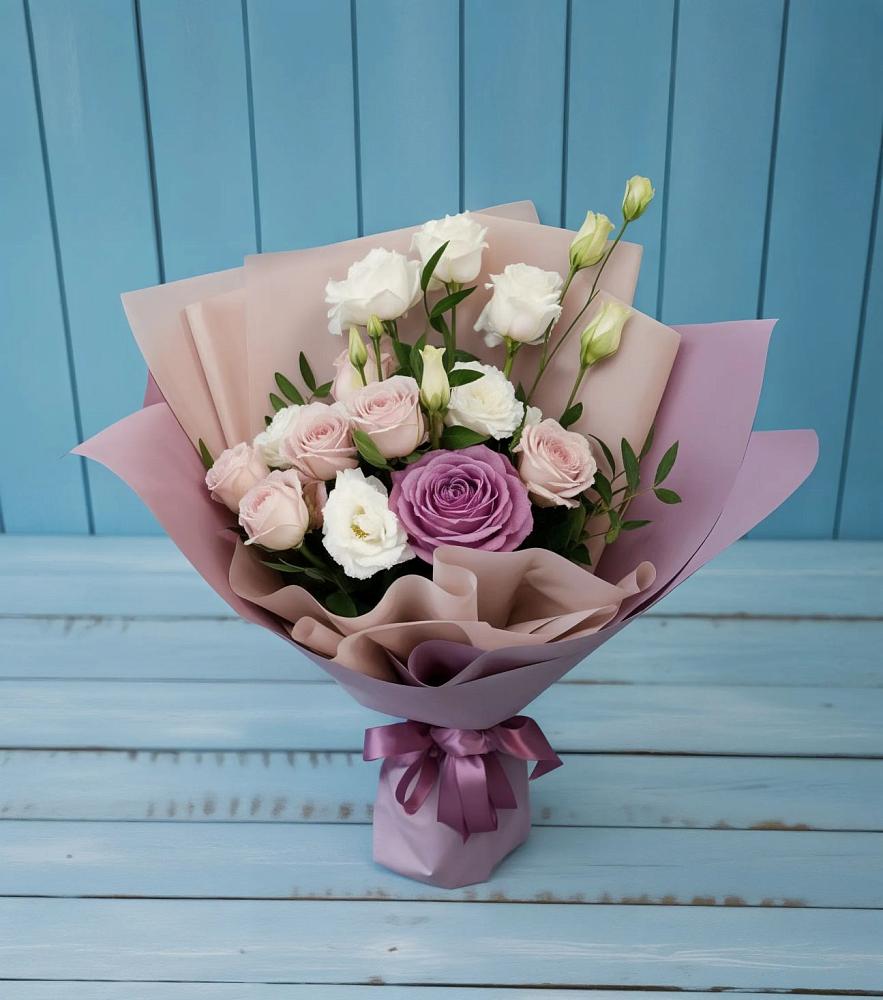 Букет цветов из: Розы и Лизиантусы в Рыльске